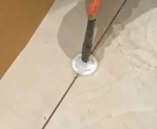 阿合奇瓷砖空鼓维修公司专业解答瓷砖在铺贴过程中，如果没有涂抹均匀到位的粘结材料（如水泥砂浆或瓷砖胶），可能会导致以下问题