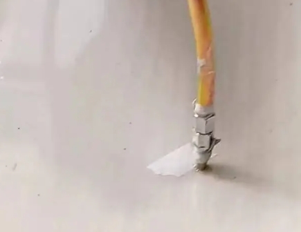 阿合奇瓷砖空鼓维修公司专业解答在瓷砖铺贴过程中，如果使用的砂料过粗（如全部使用了粗砂），可能会导致以下问题